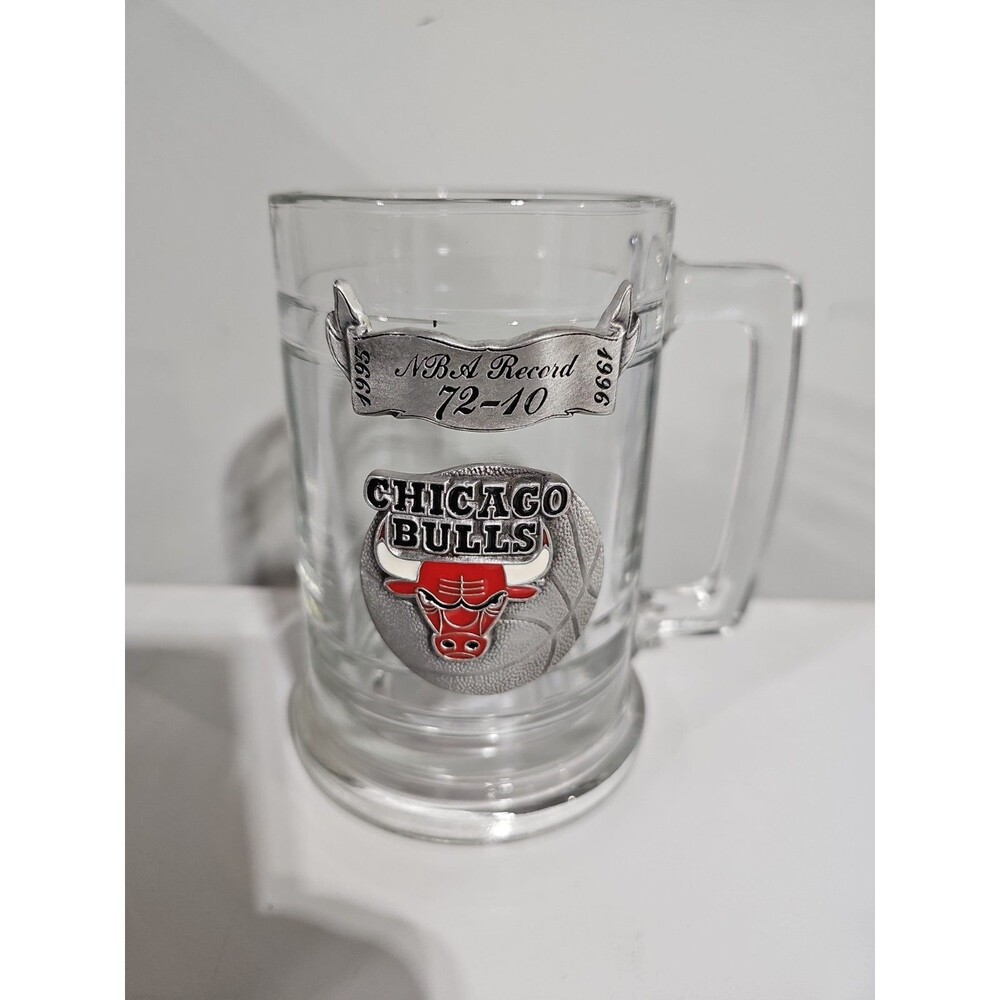 Chicago Bulls 1995- 1996 NBA record 72-10 Glass Mug Stein Pewter Emblem